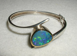 An opal bracelet. The stone size is 18 by 15 mm (0.7 by 0.6 inch).