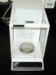 Mettler digital analytical balance with 0.1 mg precision.