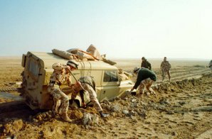A mired Land Rover of the 1st Armoured Division being extracted during the Gulf War.